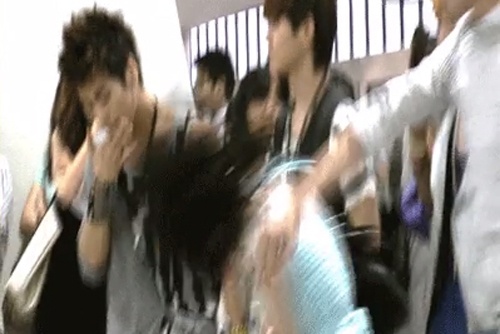 Quan ly SHINee danh fan hinh anh