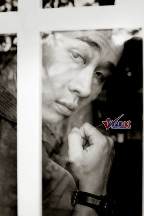 Phút trầm tư của MC Nguyên Khang.