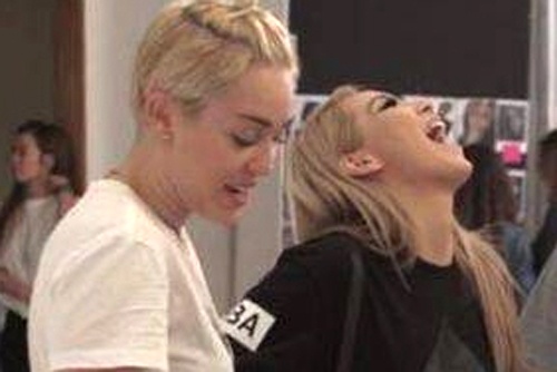 CL khoe anh ben Miley Cyrus hinh anh
