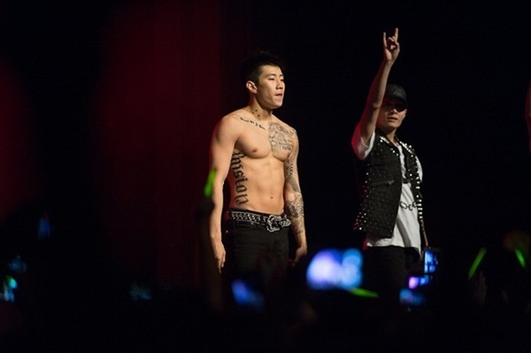 Tận dụng điểm mạnh của mình Jay Park đã xé luôn áo ngay trên sân khấu trước hàng ngàn khán giả.