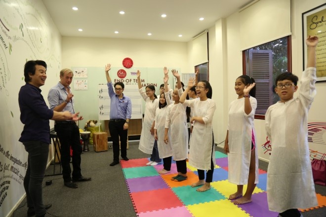 Thanh Bùi trong một buổi dạy nhạc tại Soul Academy