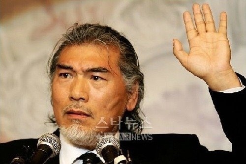 Trong một lần biểu diễn trên sân khấu, Na HunA từng bị một anti-fan lao lên sân khấu dùng dao rạch mặt. Đến nay, vết sẹo từ sự việc đó vẫn hiện hữu trên gương mặt nam ca sĩ kỳ cựu.