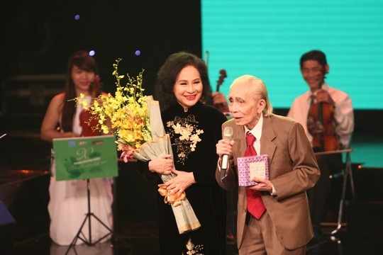 NSƯT Vũ Dậu và nhạc sĩ Phan Huỳnh Điểu trong đêm nhạc tổ chức tháng 10/2014.