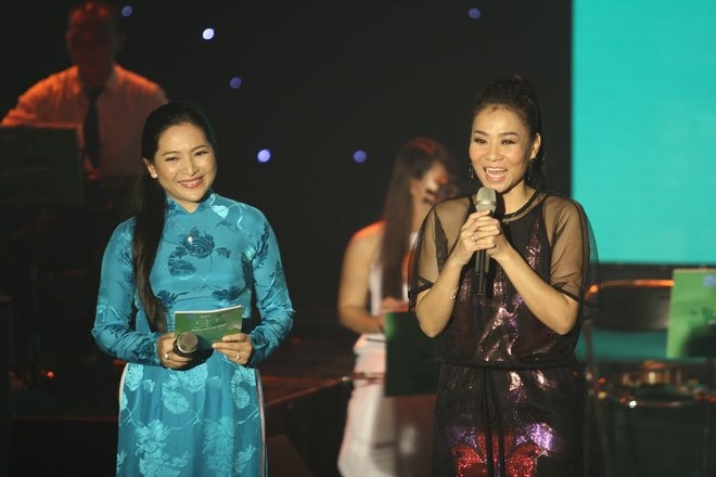 Hình ảnh ca sĩ Thu Minh trong đêm nhạc tôn vinh nhạc sĩ Phan Huỳnh Điểu thagns 10/2014.