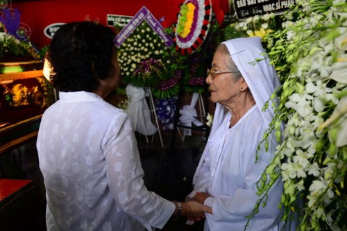 Vo nhac si Phan Huynh Dieu phut cuoi khong thay mat chong hinh anh