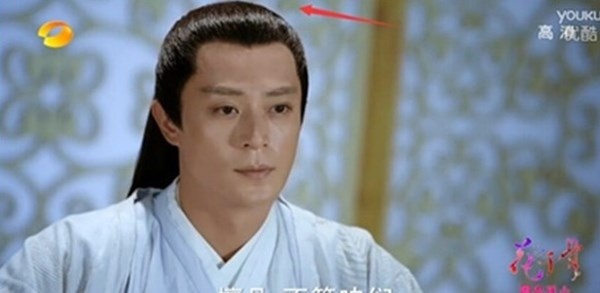 Trong cảnh quay Bạch Tự Hoa (Hoắc Kiến Hoa) chơi đàn ở tập 7, phụ kiện gắn trên tóc của Bạch Tử Họa bỗng biến mất.