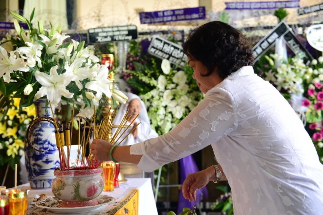 Nguyên phó chủ tịch nước Trương Mỹ Hoa thắp hương cho nhạc sĩ Phan Nhân trưa 1-7 - Ảnh: Quang Định