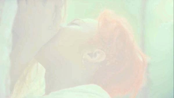 Cảnh khóa môi gây sốt của G-Dragon và bạn diễn trong Sober.