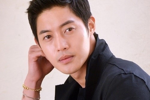 Kim Hyun Joong kien ban gai doi 1 trieu USD hinh anh