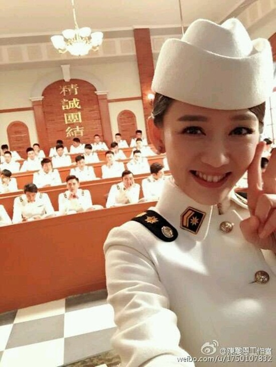 Cả dàn trai đẹp làm nền cho Trần Kiều Ân.