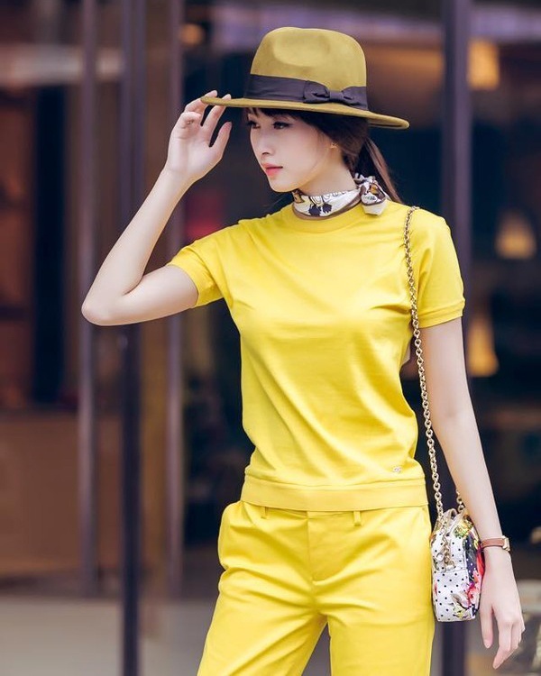 Hoa hậu Việt Nam năm 2012 -  Đặng Thu Thảo là một trong những hoa hậu nhận được nhiều niềm yêu mến nhất của công chúng. Cô không chỉ sở hữu vẻ đẹp mong manh, thánh thiện, khuôn mặt khả ái, hiền hậu, nước da trắng ngần không tì vết mà còn được ghi nhận bởi gu thời trang giản dị, ưa nhìn và thanh lịch.