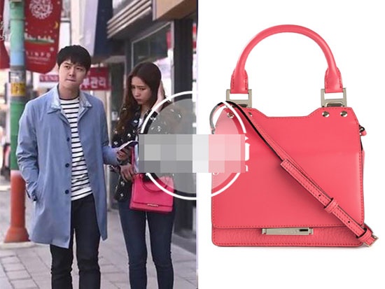 Shin Se Kyung bắt mắt hơn nhờ chiếc túi hồng đáng yêu hiệu Jimmy Choo với giá khoảng hơn 23 triệu đồng.