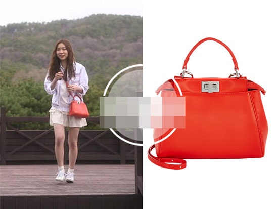 Túi đeo màu đỏ trẻ trung, xinh xắn hiệu Fendi. Được biết chiếc túi này có giá khoảng gần 80 triệu đồng.