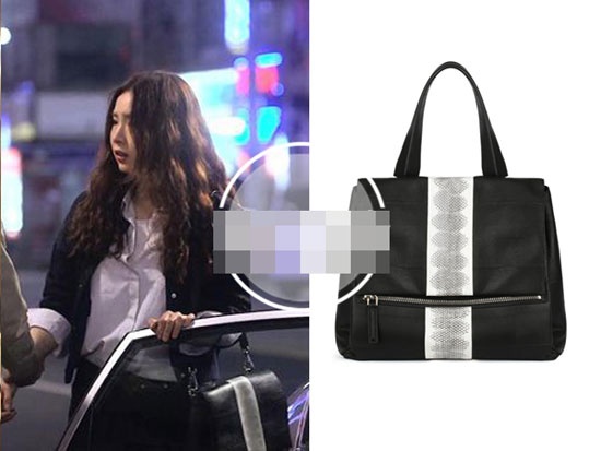 Túi đen Givenchy có giá khoảng gần 71 triệu đồng.