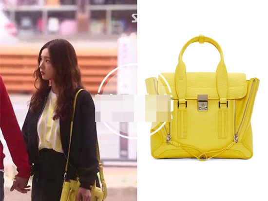 Cô diện túi đeo vàng nổi bật hiệu 3.1 Phillip Lim có giá khoảng 15,5 triệu đồng.