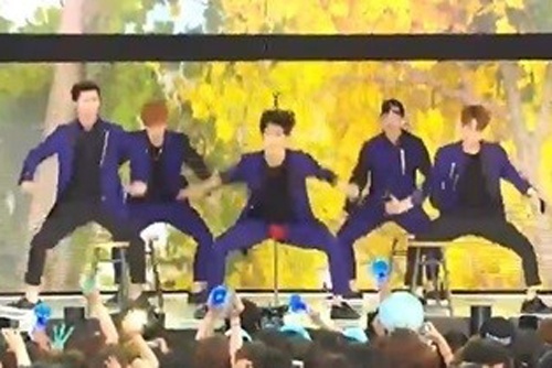 Min Hyuk (BTOB) rach quan tren san khau hinh anh