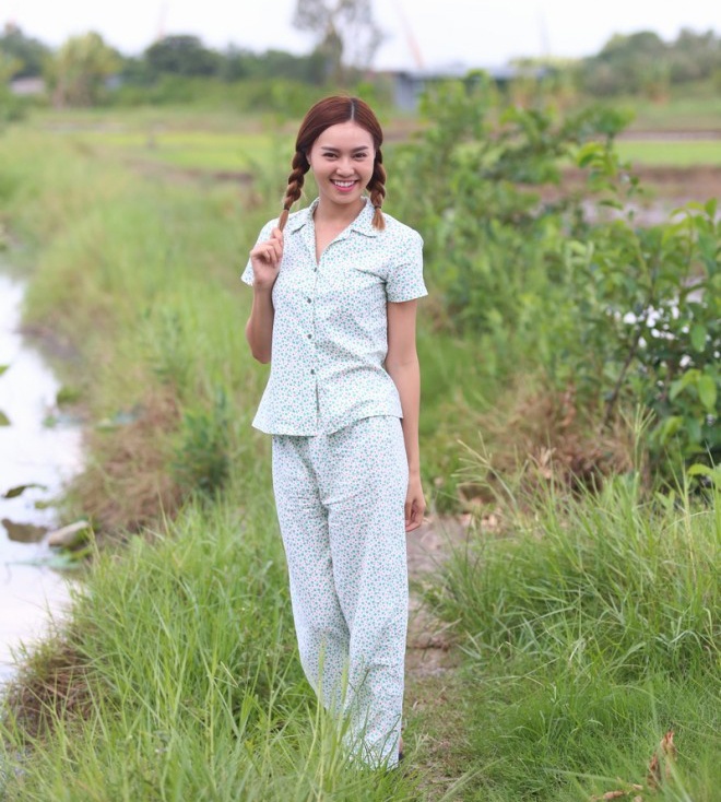 Lan Ngọc xinh tươi với hai bím tóc.