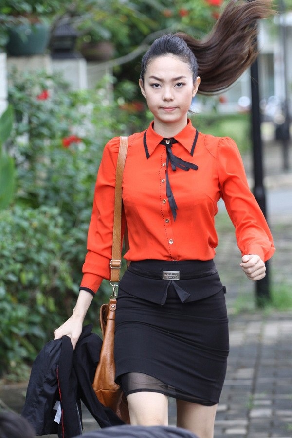 Trong bộ phim này, trang phục công sở của Minh Hằng được khen trẻ trung, hiện đại,  phù hợp với tính chất công việc của nhân vật.