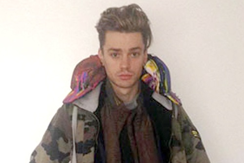 Nam ca si ngat tren may bay vi mac 12 ao, 5 quan hinh anh