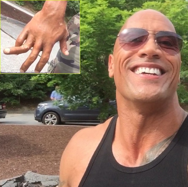 The Rock dang clip ngon tay gay doa fan hinh anh
