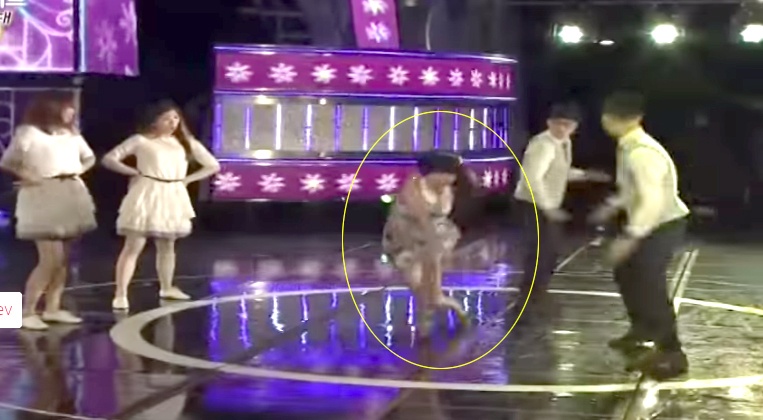 IU truot nga tren san khau hinh anh