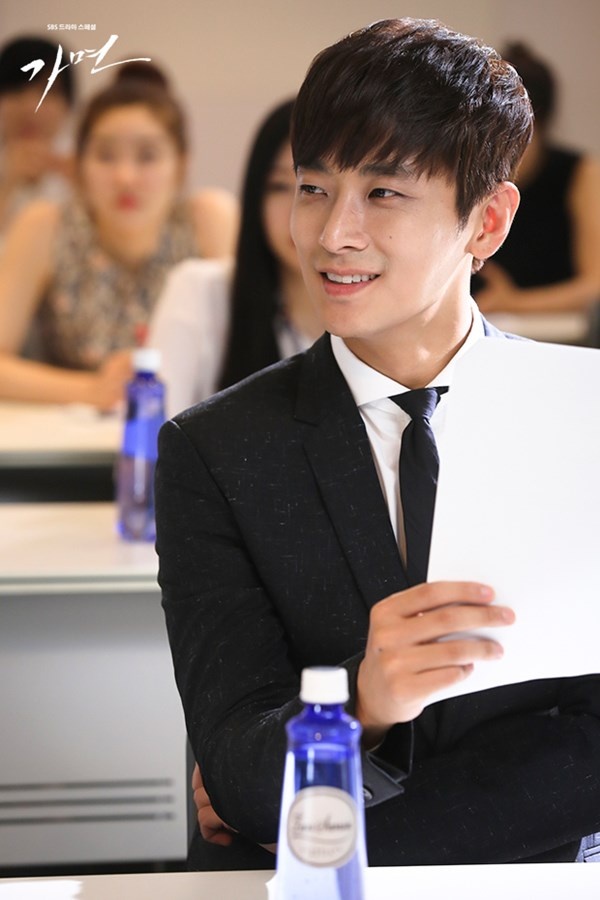 Joo Ji Hoon thực sự trở lại thời kì huy hoàng trong sự nghiệp với vai nam chính  Choi Min Woo trong bộ phim truyền hình đang phát sóng Mask.