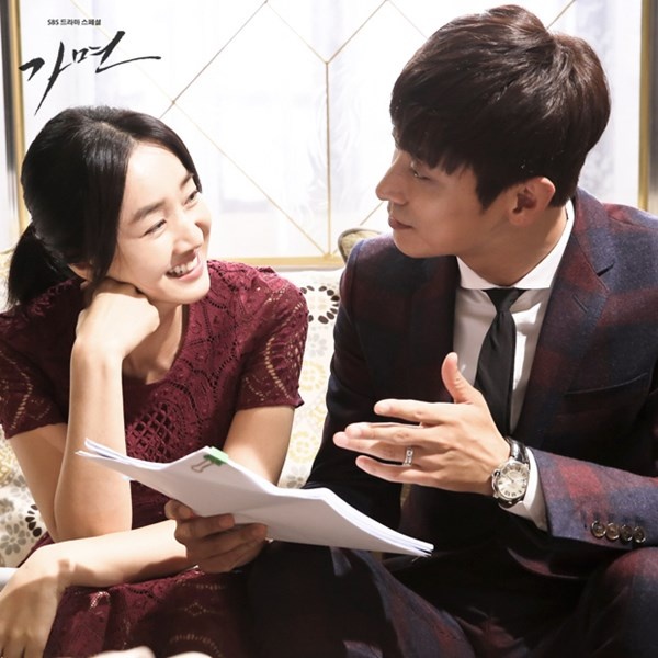 Soo Ae và Joo Ji Hoon khá thân thiết trên phim trường. Hai người vui vẻ thảo luận về kịch bản.