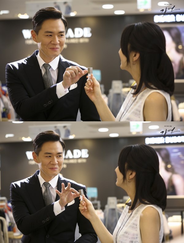 Trong phim, Yeon Jung Hoon thường xuyên uy hiếp và lợi dụng Soo Ae....