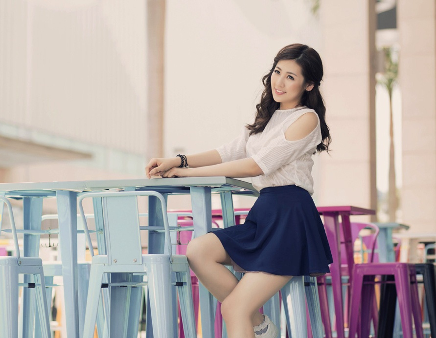 Không quá ồn ào như những người đẹp khác, bên cạnh việc tham gia các hoạt động xã hội cũng như dự số ít sự kiện, Tú Anh gần như tập trung hoàn toàn cho việc học ở trường.