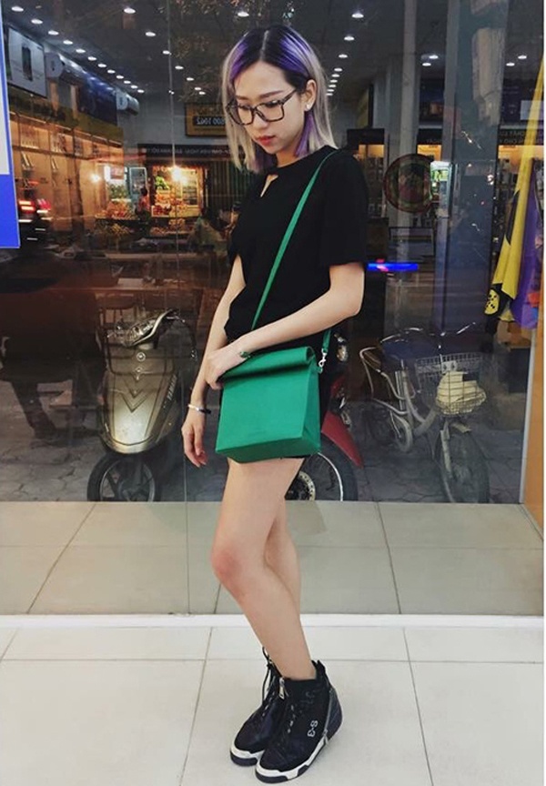 1. Túi nắp cuộn  Đây là kiểu túi đang xuất hiện liên tục trong những bức ảnh street style của nhiều hot girl trong thời gian gần đây. Dáng túi vuông với phần nắp cuộn độc đáo mang lại vẻ cá tính cho người dùng mà vẫn rất dễ kết hợp với mọi kiểu trang phục. Min St.319 nhanh tay sắm cho mình một chiếc túi màu xanh lá trendy để kết hợp với trang phục thật sành điệu.