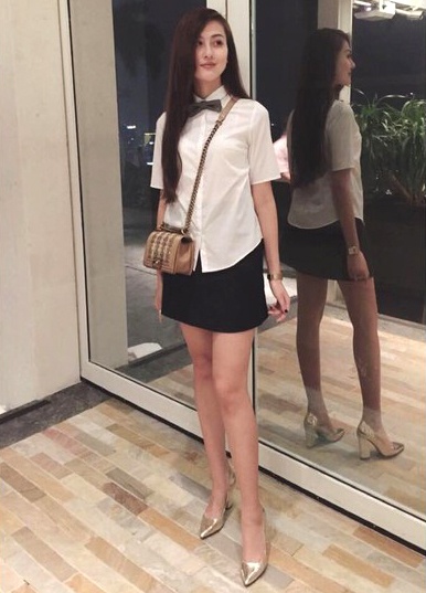 3. Túi mini  Khi cơn sốt túi oversized đi qua, các tín đồ thời trang lại mê mệt kiểu túi mini bé xíu như đồ chơi trang trí. Kiểu túi được các fashion icon nổi tiếng thế giới lăng xê này cũng chứng tỏ sức hút mãnh liệt khi được nhiều hot girl Việt chọn làm phụ kiện điểm nhấn.Hà Lade thanh lịch với áo sơ mi trắng phối cùng chân váy đen, điểm nhấn là túi Chanel boy mini đẳng cấp.