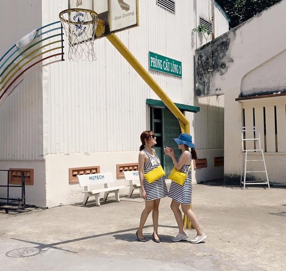 Fashionista Louis Hà có bức ảnh thời trang chất miễn bàn với váy kẻ sọc và túi cói vàng chóe đúng tinh thần mùa hè.