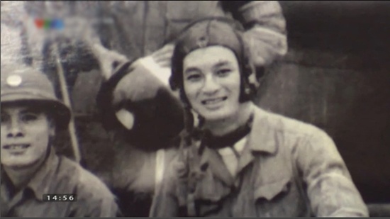 Ít ai biết, trước khi đến với truyền hình, NSƯT Thanh Hùng từng là một giáo viên, giảng dạy trong trường sĩ quan Tăng thiết giáp. Ông còng đóng vai anh phi công tên Quỳnh trong bộ phim nhựa 