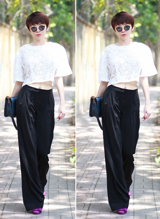 Đừng ngại khoe vòng eo thon thả, phẳng lỳ như Tóc Tiên mặc crop top trắng, quần dáng suông màu đen.