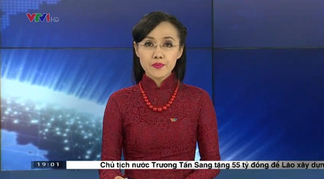 MC Hoài Anh luôn nổi bật và duyên dáng trong các bản tin Thời sự khi mặc áo dài.  Trong tuần qua, cô tiết chế những vòng cổ to bản bằng chuỗi hạt vừa  phải hợp tone màu trang phục, tạo cảm giác dễ chịu.