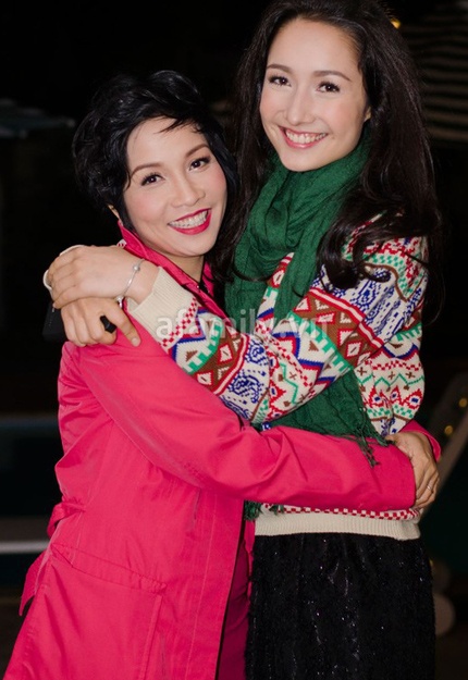 Mỹ Linh luôn yêu thương, chu đáo với con riêng của chồng