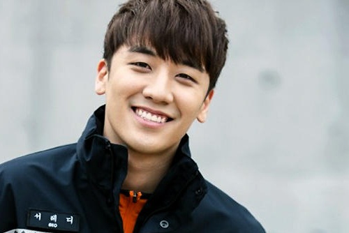 Seung Ri (Big Bang) cuu TOP va Dae Sung tren san khau hinh anh