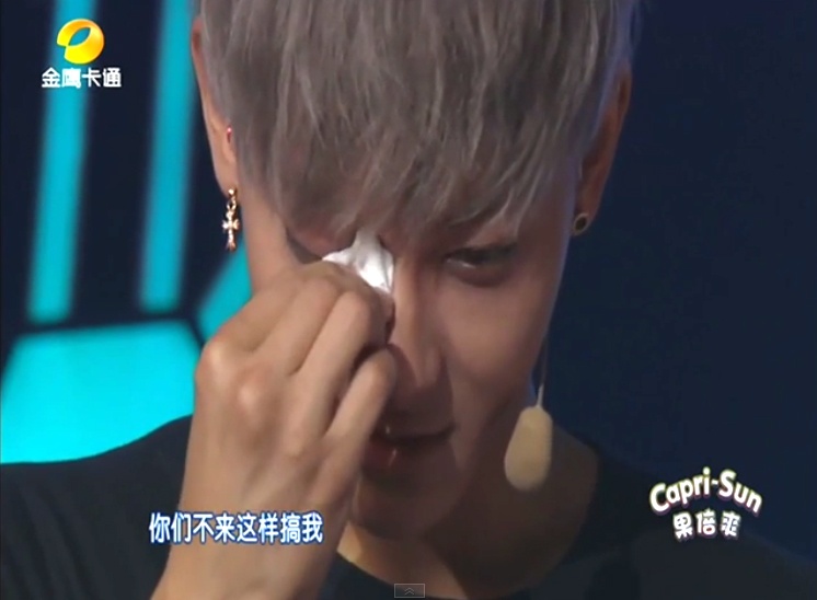 Tao (EXO) khoc tren truyen hinh Trung Quoc hinh anh
