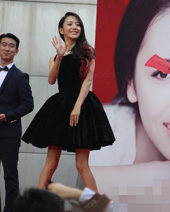 Sở hữu gương mặt xinh xắn, dễ thương nhưng Đồng Lệ Á lại có nhược điểm đôi chân kém nuột nà và bé xíu.