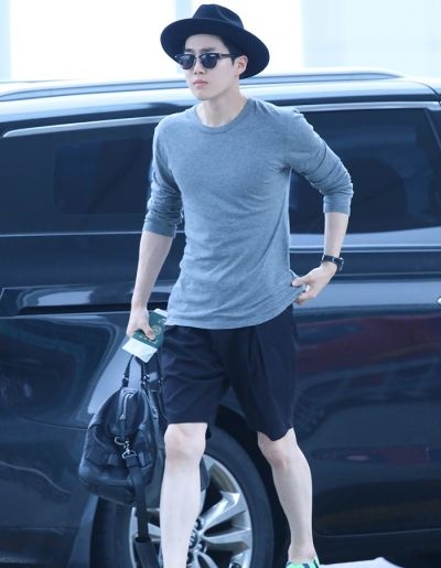 Trưởng nhóm EXO – Suho cực điển trai trong mốt thời trang quần lửng, được phối cùng tông với phụ kiện.