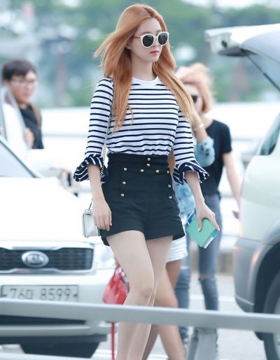 Seohyun (SNSD) dịu dàng sải bước với lối thời trang đơn giản mà sành điệu.