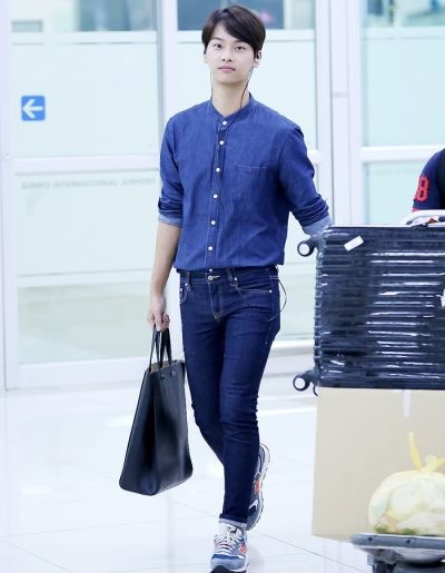 Chàng Leader N (VIXX) luôn trung thành với phong cách chững chạc cùng những chiếc áo sơ mi và quần dài.