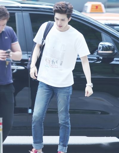 Ken chọn kết hợp cùng áo T-shirt khỏe khoắn và phối thêm phụ kiện bụi bặm.