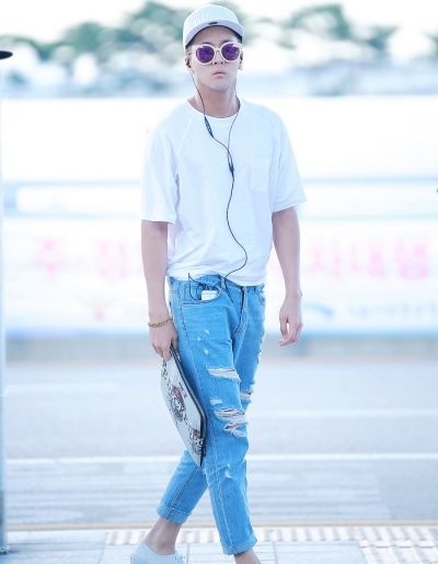 Rapper Ravi cách tân gu thời trang “swag” bằng gam màu trắng.