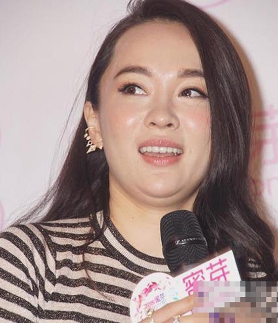 Trong một sự kiện gần đây, Hoắc Tư Yến tăng cân rõ rệt và kéo theo gương mặt tròn vành vạnh, ngấn mỡ.