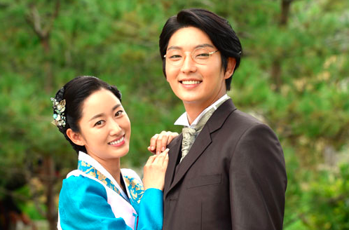 6. Tháng trước, Lee Jun Ki và Jeon Hye Bin - bạn diễn của anh trong phim Joseon Gunman (2014) - bị đồn hẹn hò. Đại diện công ty quản lý của cặp đôi đều đã lên tiếng phủ nhận, khẳng định cả hai chỉ là 