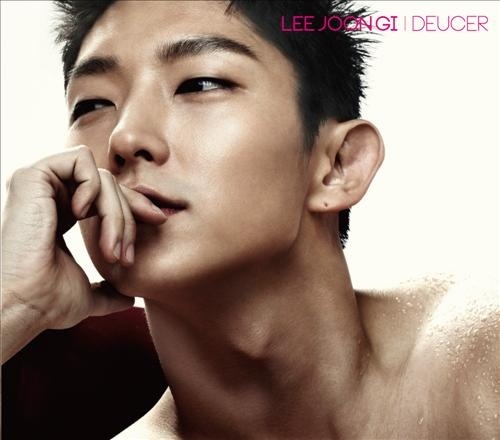 7. Lee Jun Ki từng hé lộ, khi đi ngủ anh chỉ mặc đồ lót vì muốn cảm nhận sự mềm mại của chăn đệm.