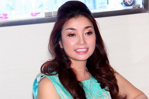 Bi an ve Hoa hau Viet Nam bo showbiz vi bi don nhiem HIV hinh anh