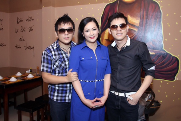 Hiện Như Quỳnh vẫn đang cùng em trai Tường Khuê (áo ca rô) ở tại Việt Nam.