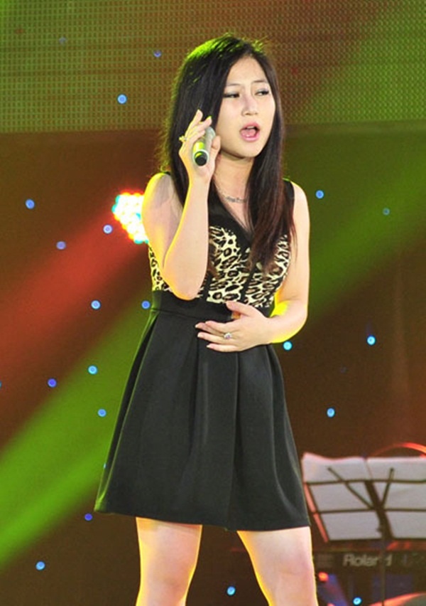 Hương Tràm trong lần đầu tiên xuất hiện tại Giọng hát Việt 2012.